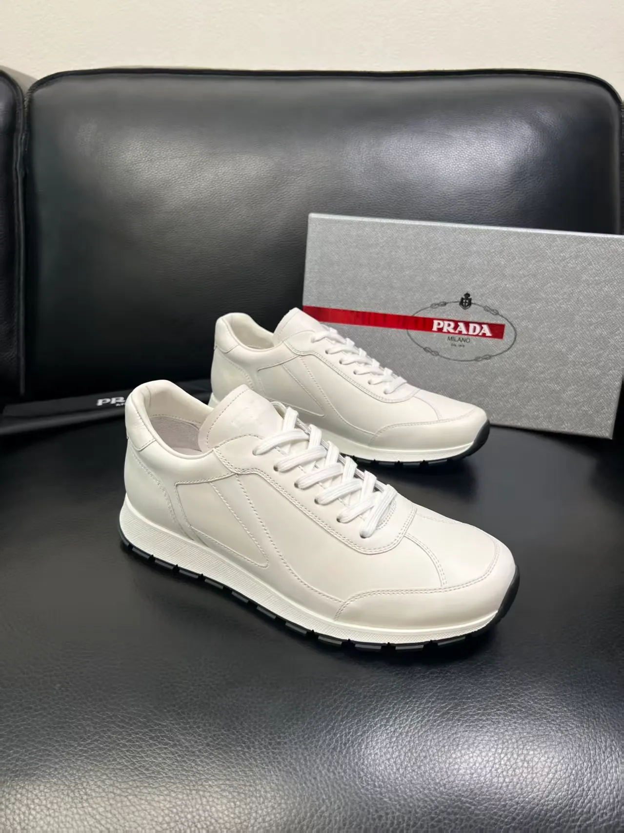 P440 38-45 Prada Prada’s new men’s leather sneakers, the highest version on the market, any comparison is welcome🆚! The original leather has excellent texture and is super high-end! Fetal sheep net lining imported from Italy, removable pad! Luxurious materials and fine workmanship, highly recommended! No. 058